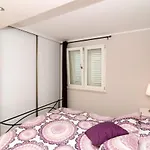 Gaura Apartment *