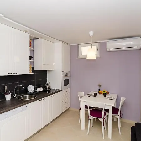 Gaura Apartment *