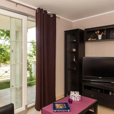 Gaura Apartment *