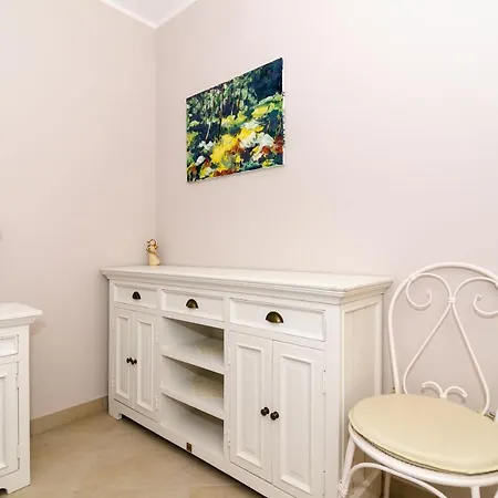 Gaura Apartment *
