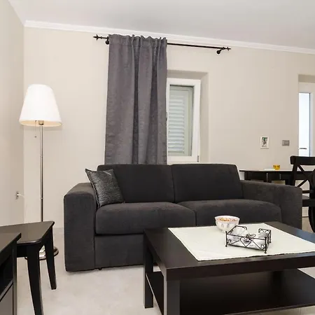 Gaura Apartment *